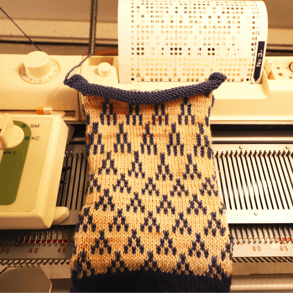 Machine Knitting with Punch card: Tuck and Fair Isle stitch pattern -