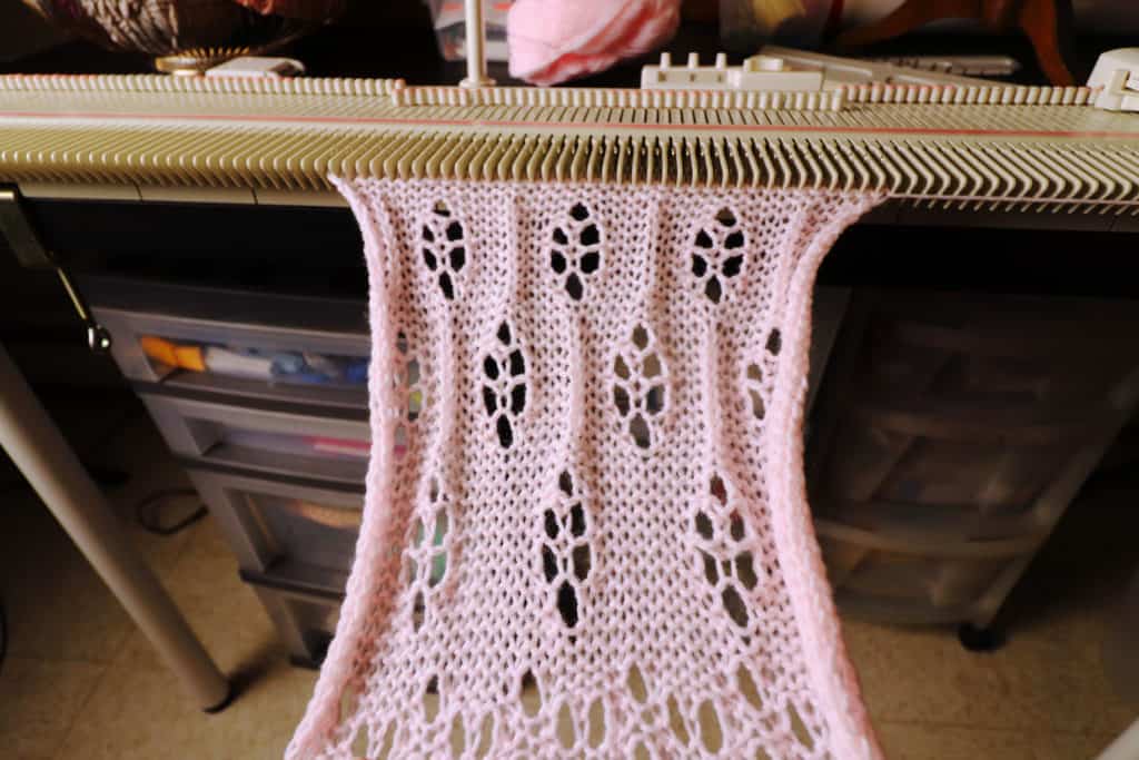 Flower lace and a reformed purl stitch on the LK150 knitting machine 